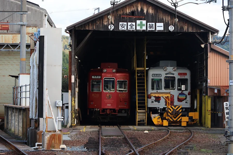 車庫の中のうめぼし電車とチャギントン電車｜和歌山電鐵貴志川線